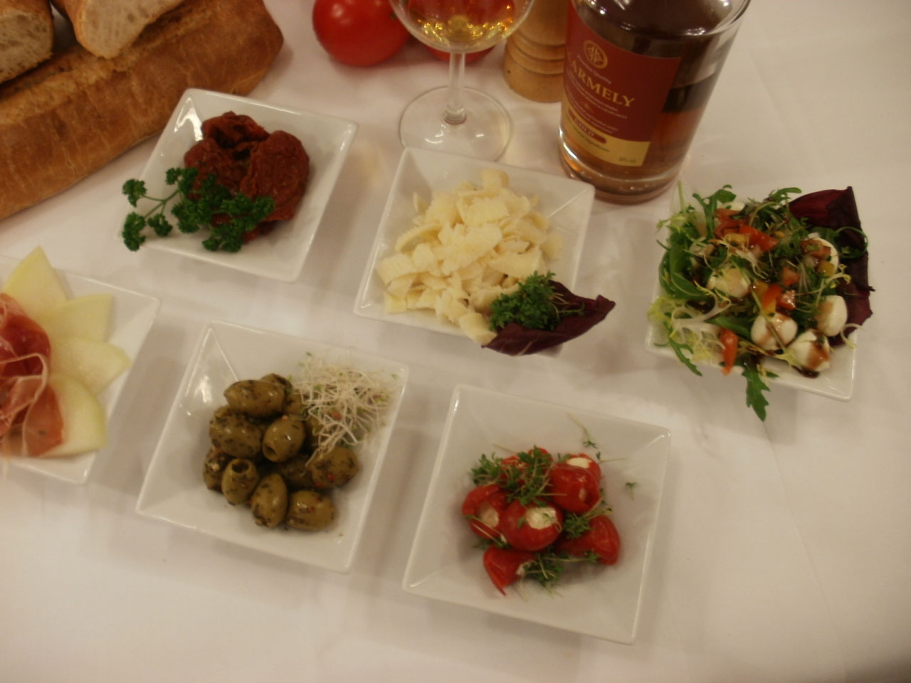 Flying Buffet: getr. Tomaten, Parmesan, Rukula-Mozzarellasalat, marinierte Oliven und gefüllte Peperoni