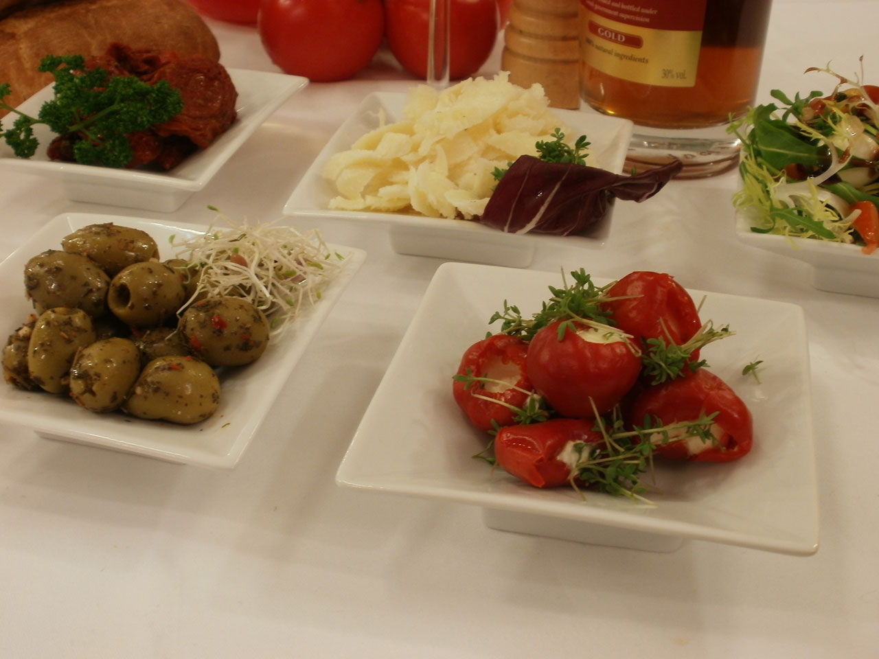 Flying Buffet: getr. Tomaten, Parmesan, Rukula-Mozzarellasalat, marinierte Oliven und gefüllte Peperoni