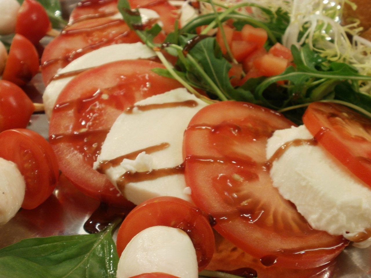 Platte: Tomaten-Mozarella mit Mozzarellasticks und Balsamikocrema