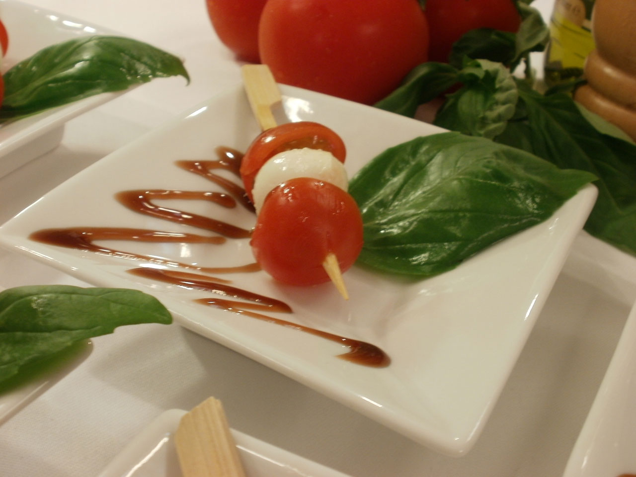 Fingerfood: Tomate-Mozzarella Sticks mit Himbeer-Balsamicocrema